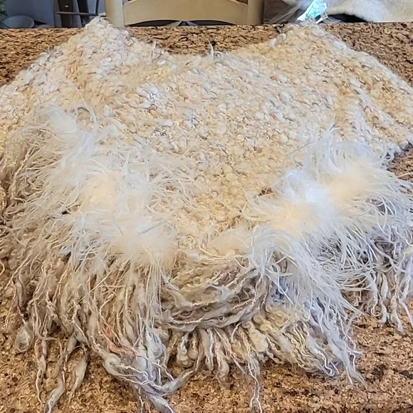 Thick fuzzy shawl with feather - Picture 11 of 11